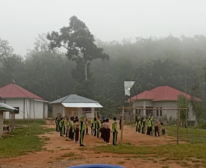 Santri Tanboa segarkan pagi dengan senam bersama
