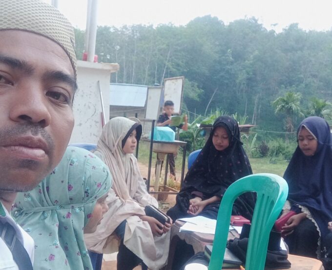 Penyuluh Agama Islam KUA Sumpur Kudus Ajak Santri Tanboa Madani Dekat dengan Al-Qur’an
